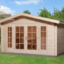 Weka Weekendhaus 137 aus Holz mit Doppeltür und Fenstern im Garten.