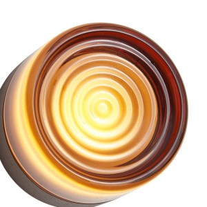 Runde QAZQA Design Wandleuchte Michele in Dunkelbronze mit bernsteinfarbenem, geriffeltem Glas, strahlt warmes Licht aus.