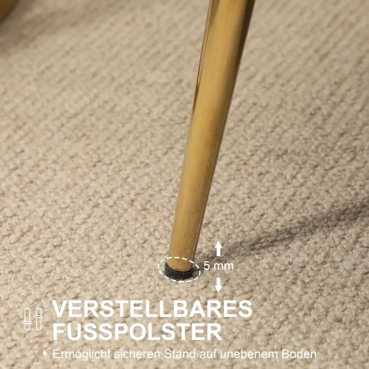 Goldenes Metallbein des HOMCOM 2-Sitzer-Sofas mit verstellbarem Fußpolster (5mm) auf Teppich für stabilen Stand.