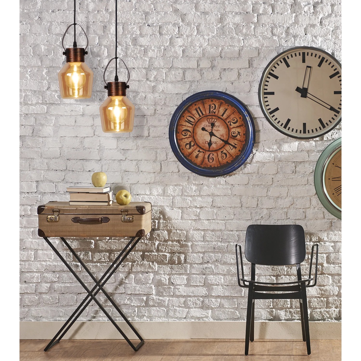 Näve Pendelleuchte Glas Alex, gelbgoldfarben, im Vintage-Stil vor Backsteinwand.