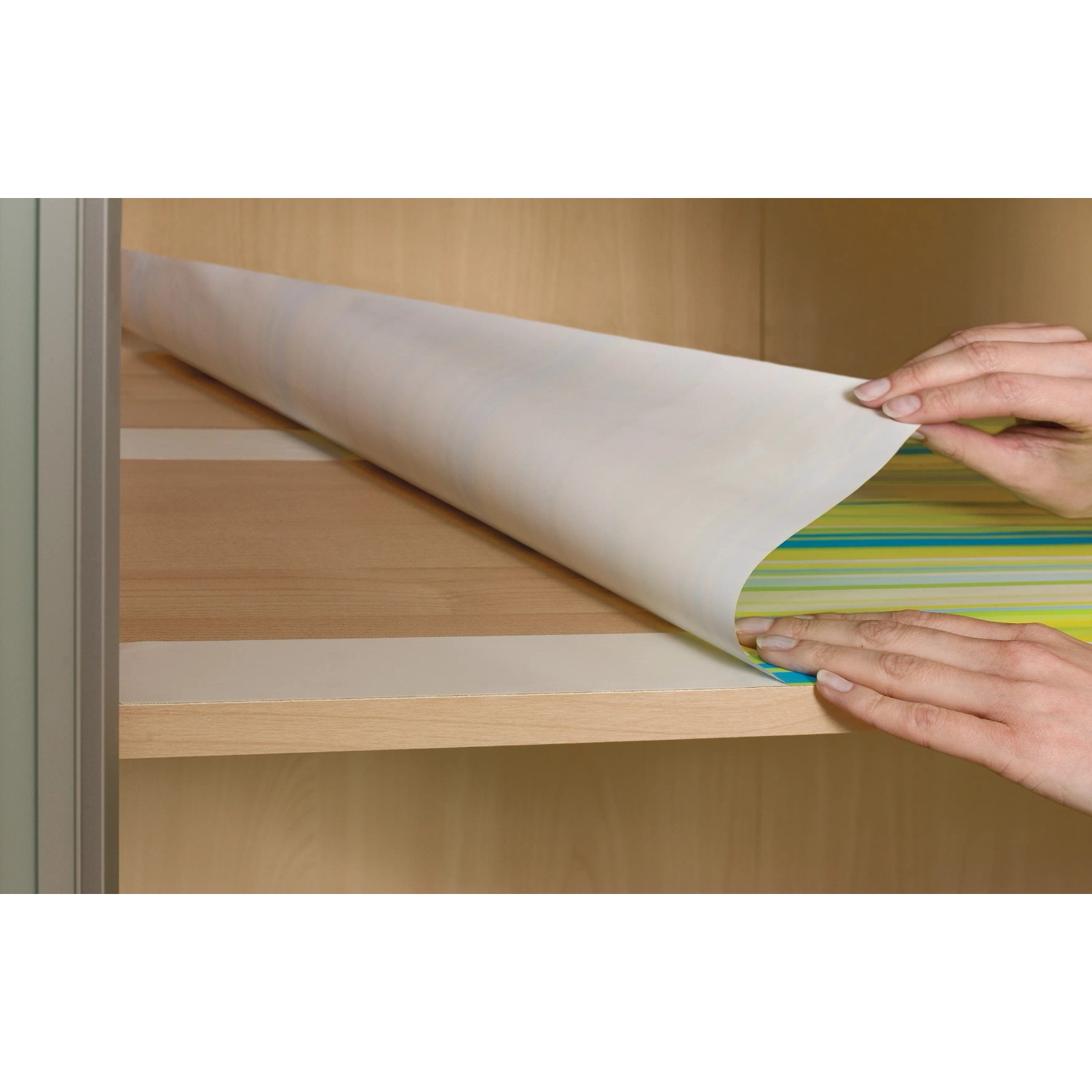 Anwendung von Tesa doppelseitigem Klebeband (10 m x 50 mm) auf einem Regal.