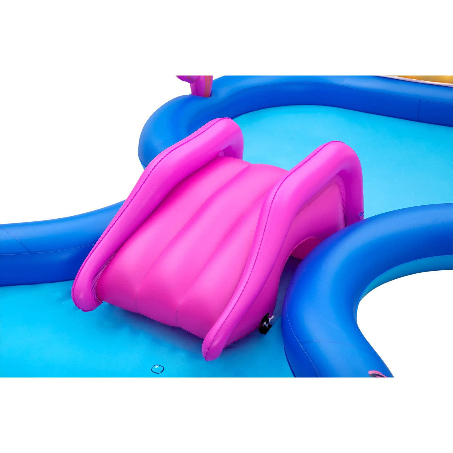 Detailansicht: Pinke Rutsche im Bestway Wasserspielcenter Unterwasserwelt. Blauer Pool im Hintergrund.