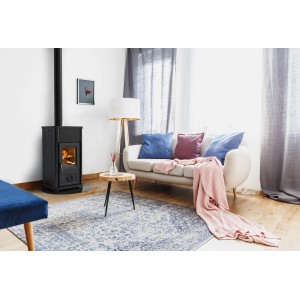 Schwarzer La Nordica Silla Kaminofen (6,6 kW) mit Kochplatte im Wohnraum.