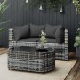 Graues 3-tlg. Garten-Lounge-Set aus Polyrattan mit Tisch und anthrazitfarbenen Kissen.