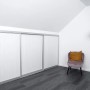 Kniestock-Baupaket mit Schiebetüren in Silber und Dekor Pinie Weiß im Dachgeschoss.