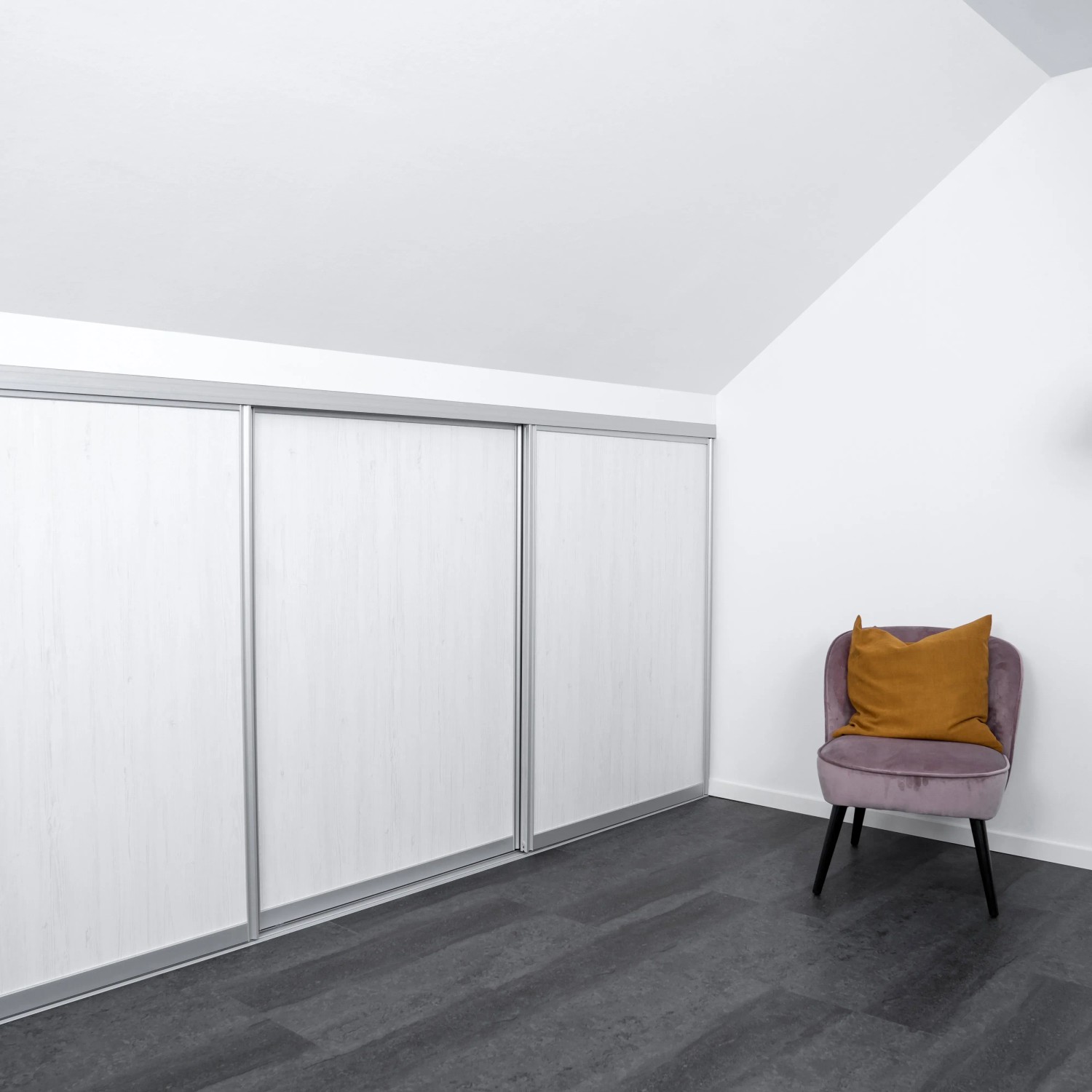 Kniestock-Baupaket mit Schiebetüren in Silber und Dekor Pinie Weiß im Dachgeschoss.
