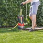 Al-Ko Tauchdruckpumpe Dive 5.600/44 im Einsatz: Person bedient die Gartenpumpe auf Rasenfläche.