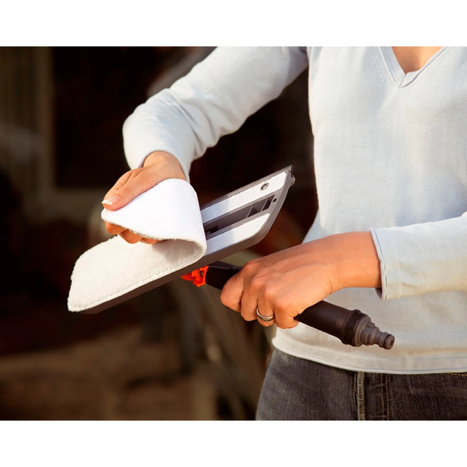 Gardena Reinigungsvlies wird an Fensterwascher angebracht. Waschbares Microfaser-Vlies für Kombisysteme.