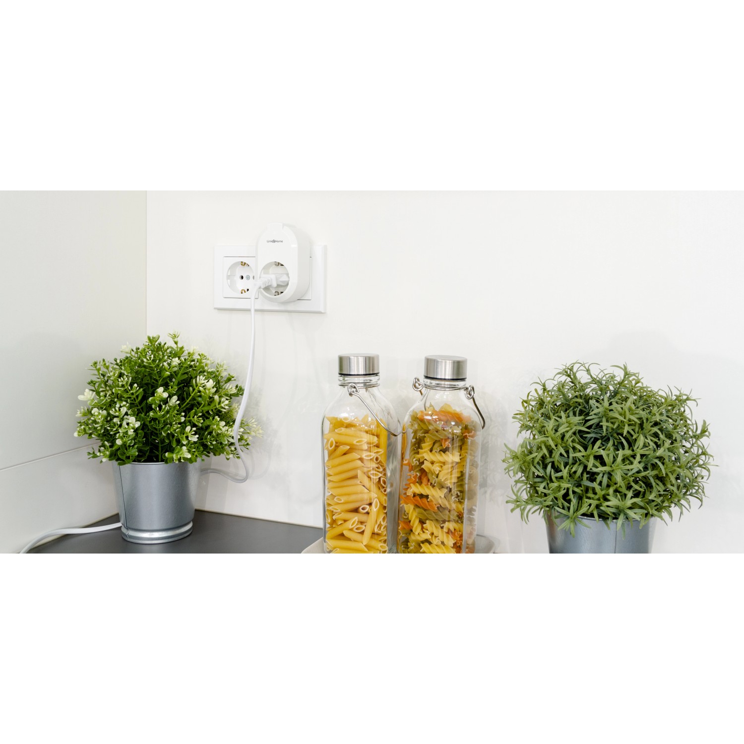 Weiße Link2Home WLAN Steckdose mit Zeitschaltuhr in Nutzung. Smart Home Hausfunksteuerung.