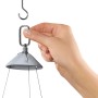 Detailaufnahme: Weiße Lechuza Nindo Cottage Hängeampel (Ø 35 cm) mit Hand, die Aufhängung befestigt.