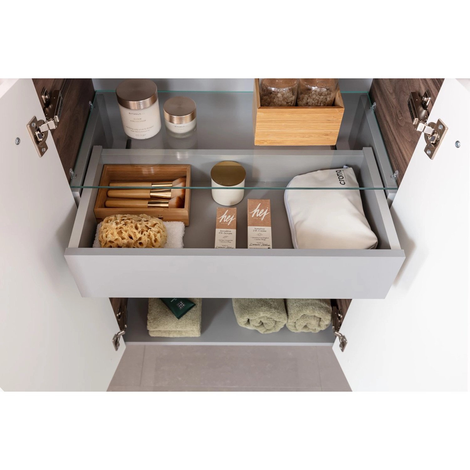 Innenansicht Fackelmann LED-Spiegelschrank Verona 80 cm Nussbaum mit geöffneten Türen und Schubladen.