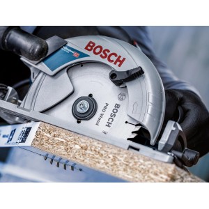 Bosch Kreissägeblatt Standard for Wood im Einsatz beim Sägen von Holz.
