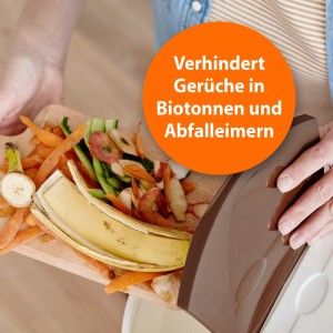 Biotonne befüllen: Gemüseabfälle auf Schneidebrett, Ardap Biotonnen-Pulver für weniger Geruch.