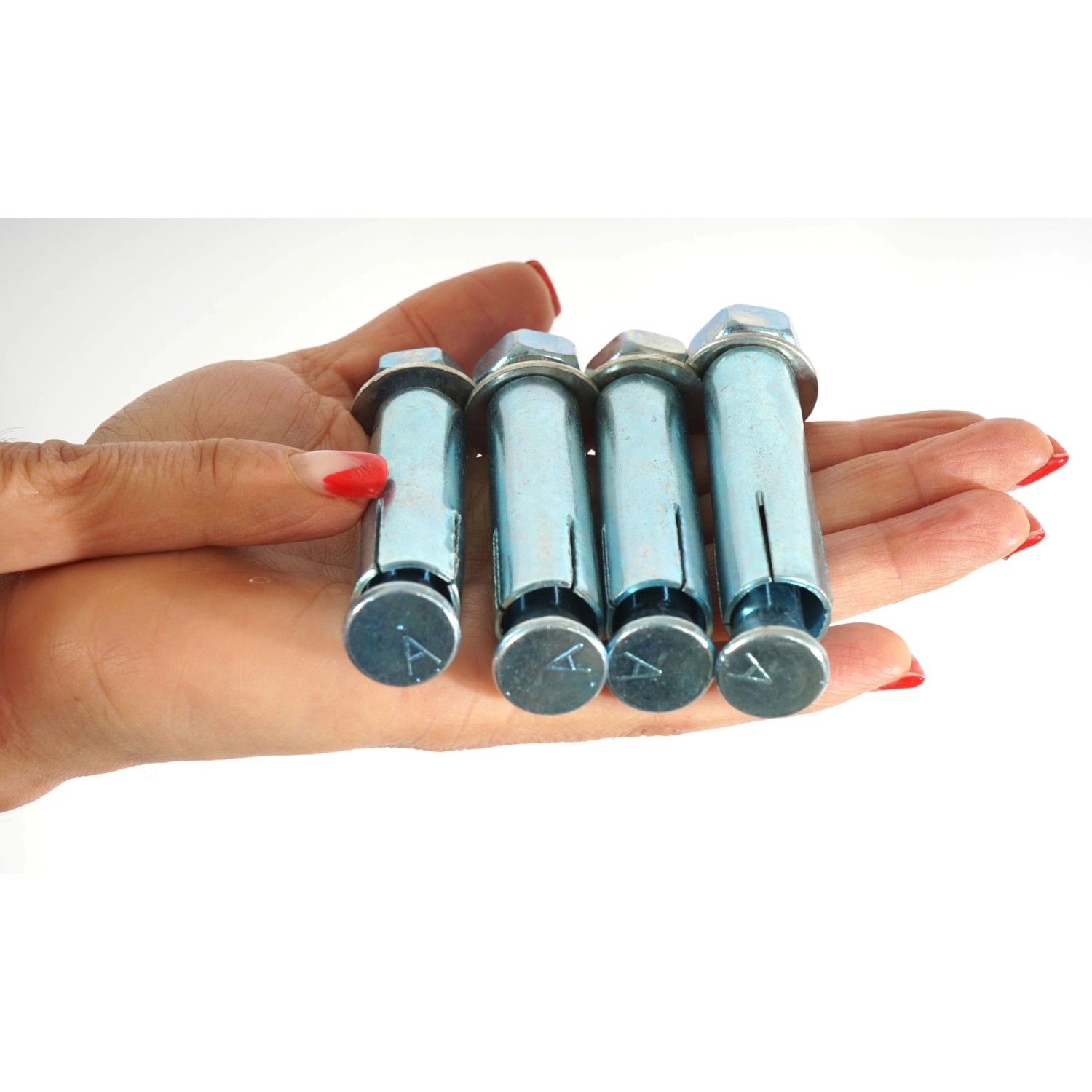 Befestigungsmaterial für MCW Alu-Markise: Wandhalterung und Stahlankerbolzen in Hand.