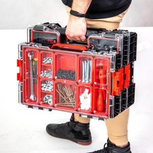 Schwarzer PROREGAL QBRICK Sortimentskasten Pro mit Werkzeug und Zubehör im transparenten Deckel.