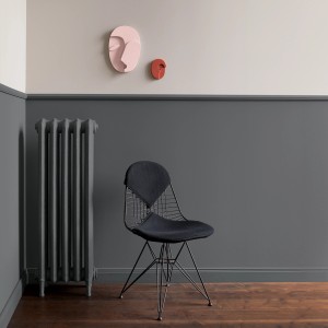 Raum in Grau mit Alpina Feine Farben Lack Kunst der Linie®: Heizkörper, Stuhl und Wandgestaltung.