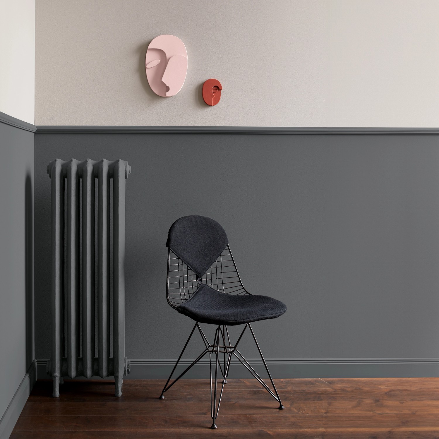 Raum in Grau mit Alpina Feine Farben Lack Kunst der Linie®: Heizkörper, Stuhl und Wandgestaltung.