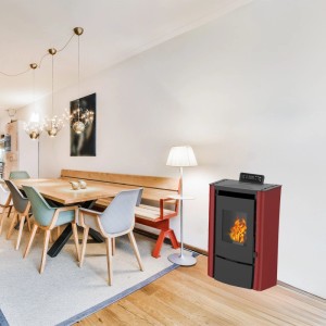 Bordeauxroter Sannover Pelletofen Anita 7,6 kW mit sichtbarer Flamme im modernen Wohnzimmer. Effiziente Heizlösung.