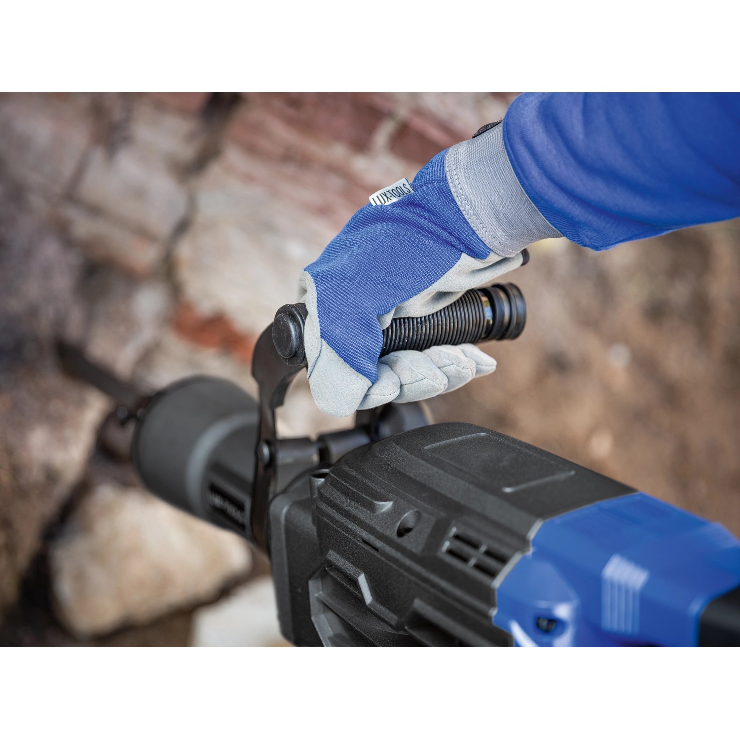 LUX Abbruchhammer E-AHL-21 in Aktion, Hand mit Handschuh am Griff. Ideal für Abbrucharbeiten.