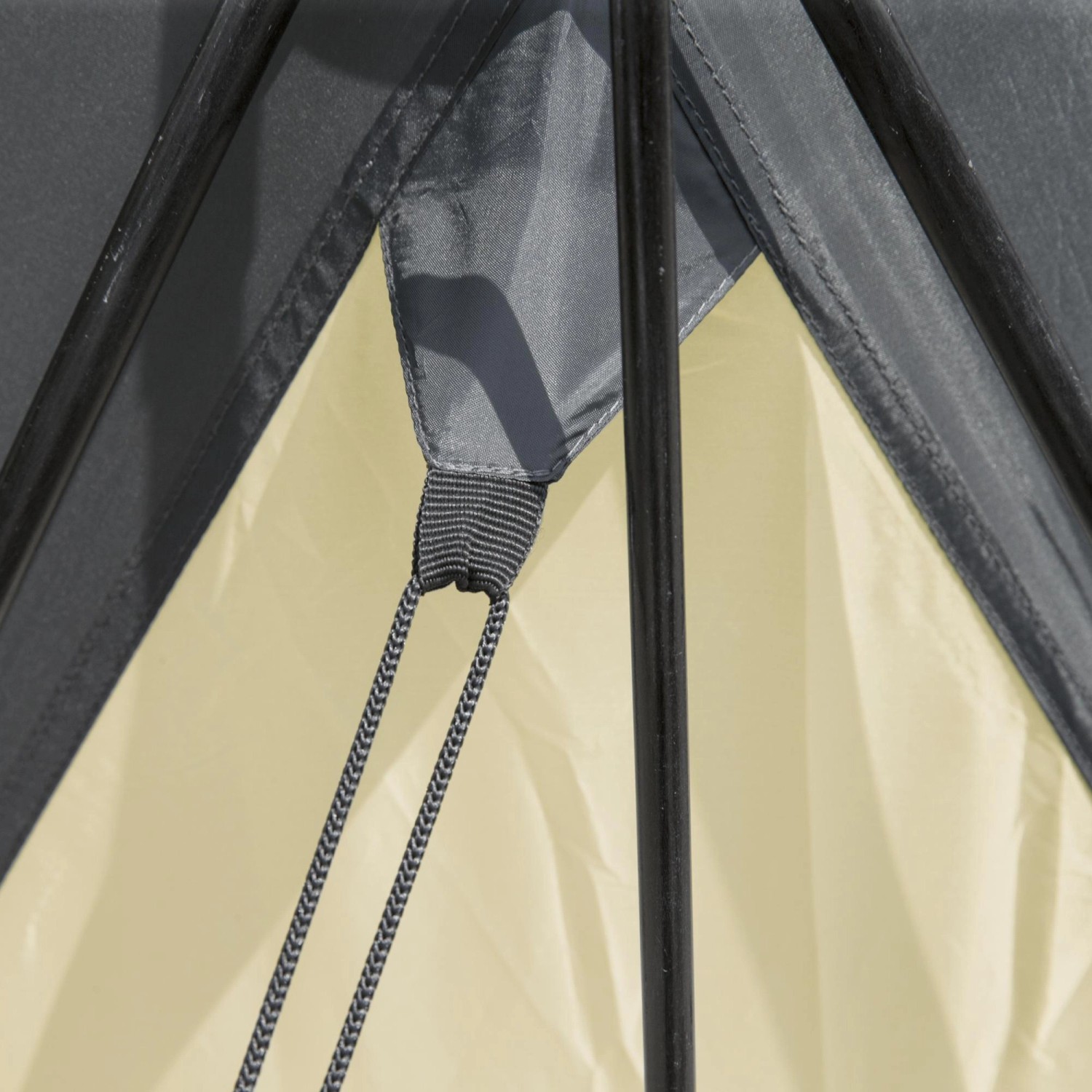 Detailaufnahme: Bestway Lay-Z-Spa Whirlpool-Pavillon, Befestigungselement und Zeltstange.