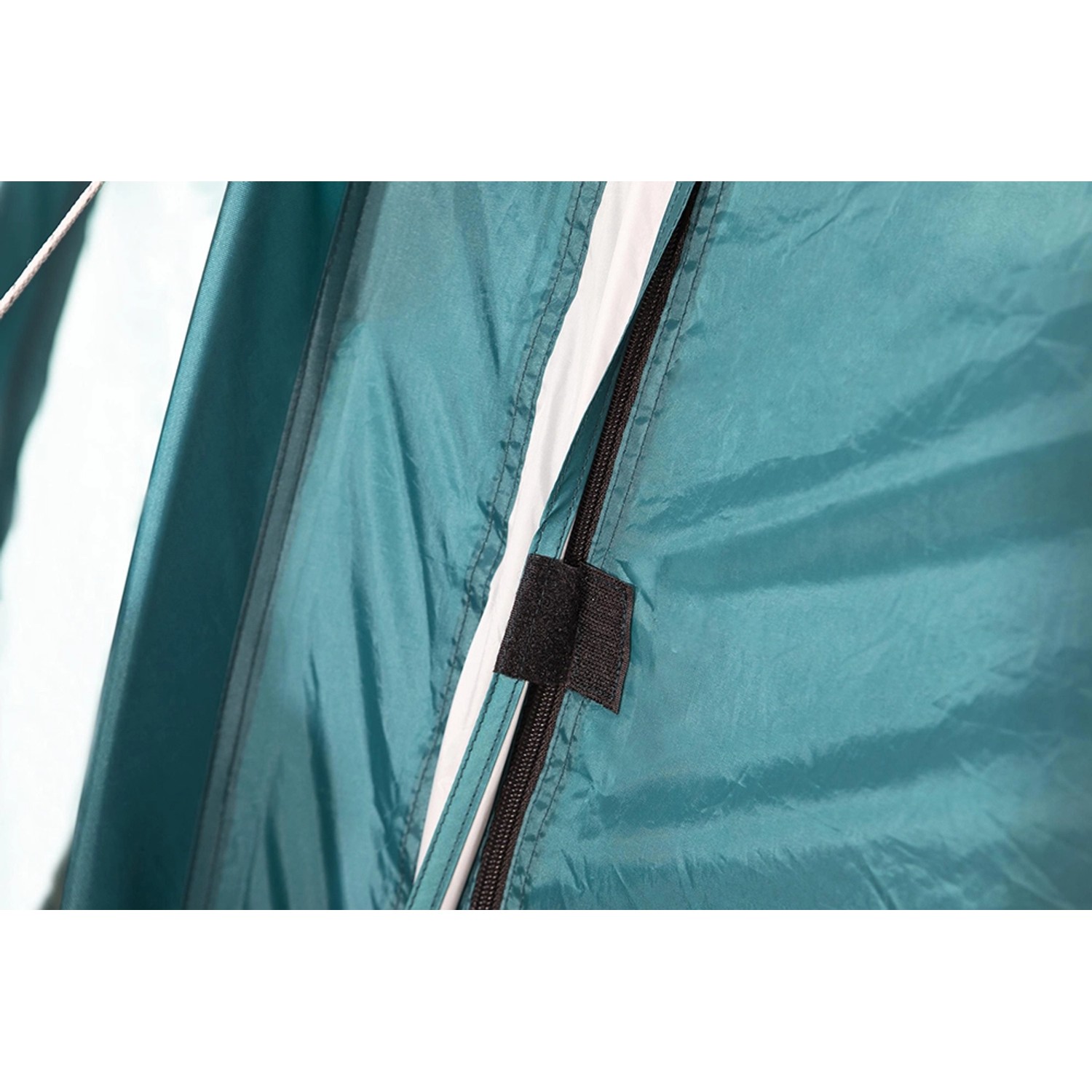 Detailaufnahme: Pavillo Family Ground 6 Zelt, türkis, mit Reißverschluss und Klettverschluss.