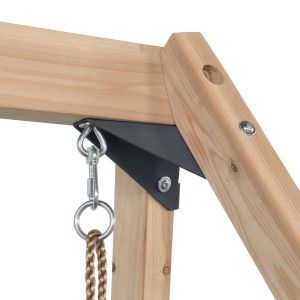 Detailaufnahme: Swing King Schaukel Ava, Holzkonstruktion mit schwarzer Metallhalterung und Seil.