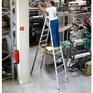 Zarges Sprossenstehleiter Coni B mit Mann auf Sprosse in Werkshalle.
