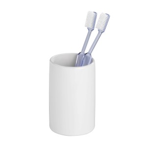 Weißer Wenko Zahnputzbecher Polaris mit zwei Zahnbürsten.
