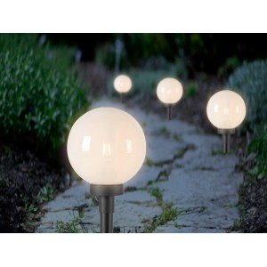 Deko-Außenleuchte Moneglia: Kugel-Leuchten säumen Gartenweg, stimmungsvolle Beleuchtung.