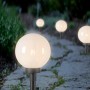 Deko-Außenleuchte Moneglia: Kugel-Leuchten säumen Gartenweg, stimmungsvolle Beleuchtung.