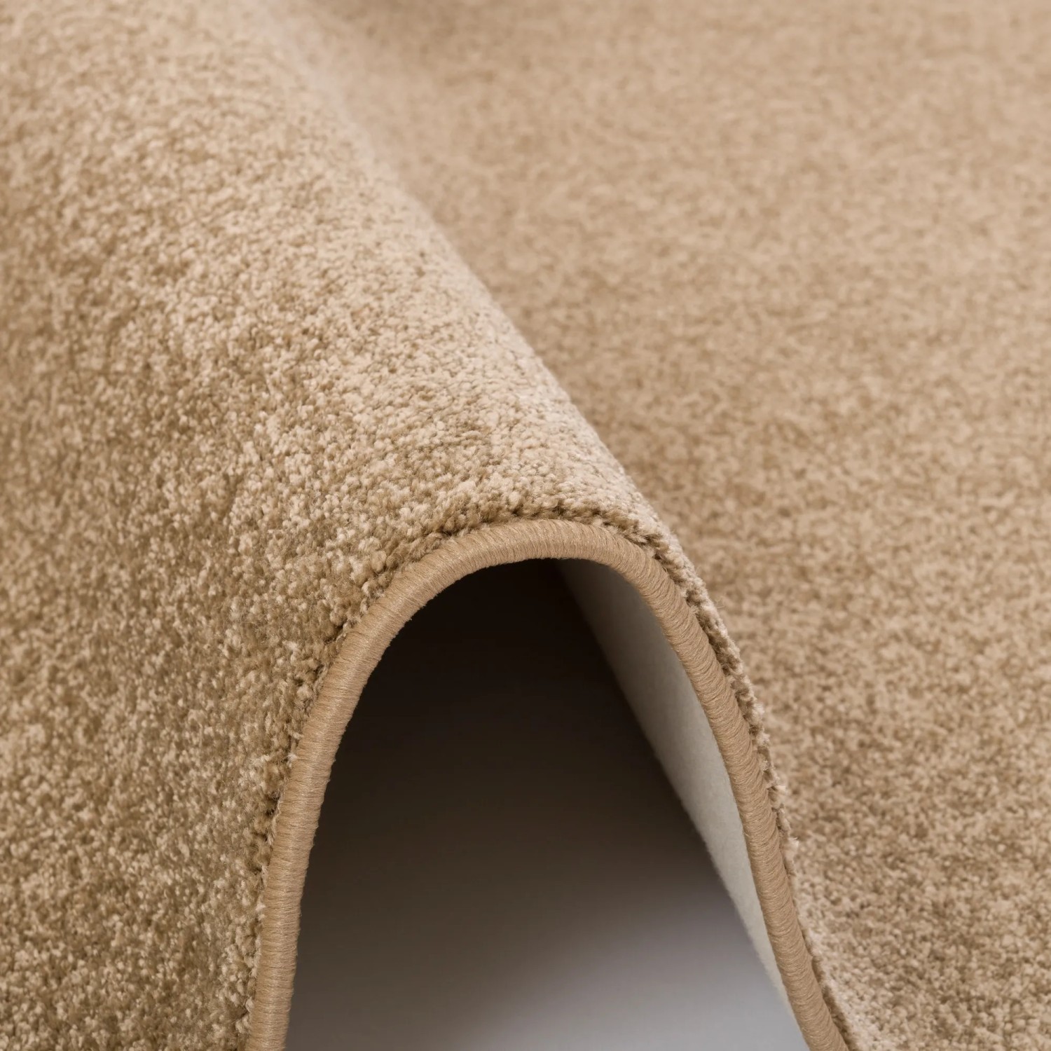 Detailansicht: Snapstyle Hochflor Teppich Luna in Karamell, 140x200cm. Weicher Velours-Teppich.