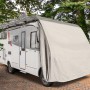 Wohnmobil mit beiger Schutzhülle gegen Frost, Schmutz und UV-Strahlung. Ca. 710 x 235 x 270 cm.