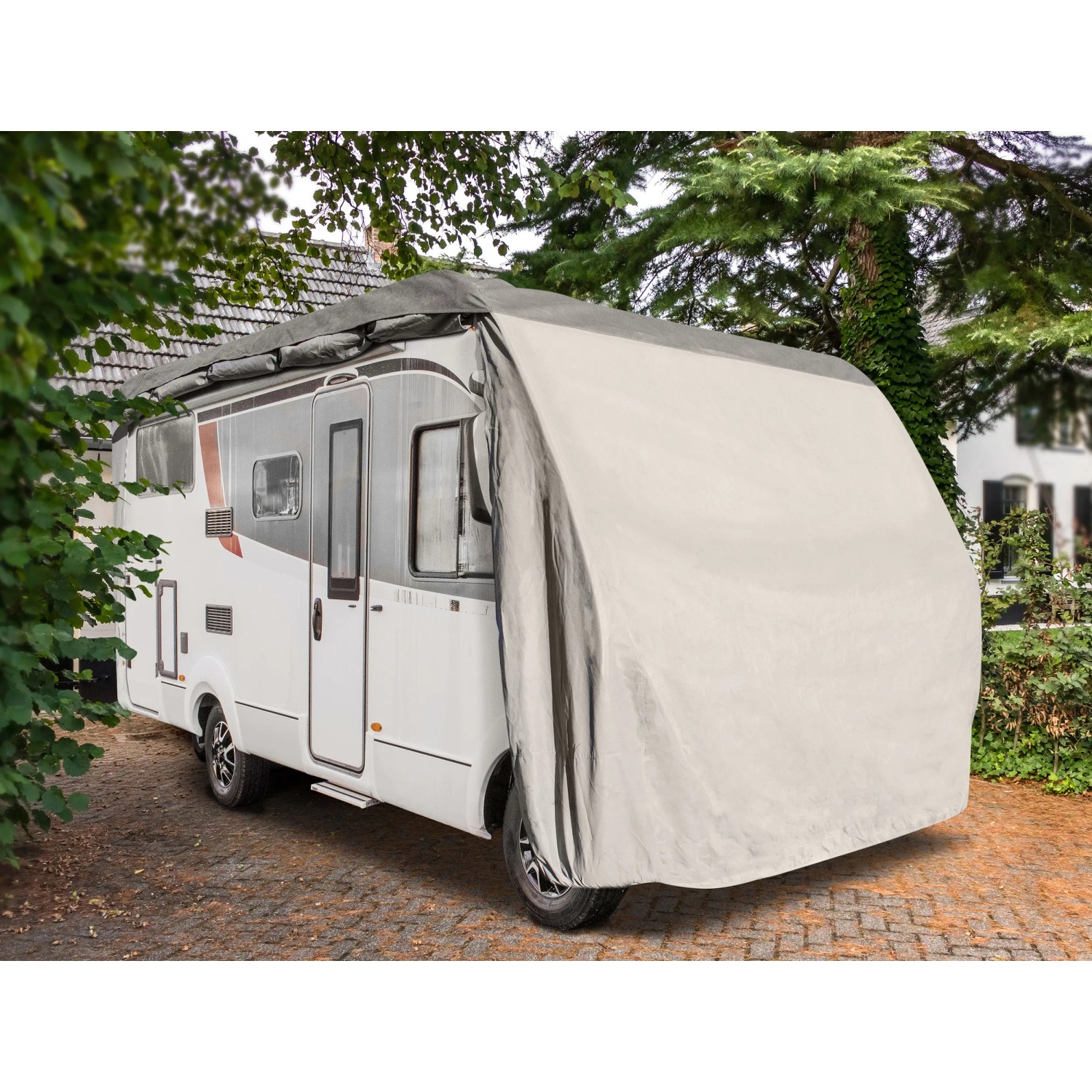 Wohnmobil mit beiger Schutzhülle gegen Frost, Schmutz und UV-Strahlung. Ca. 710 x 235 x 270 cm.