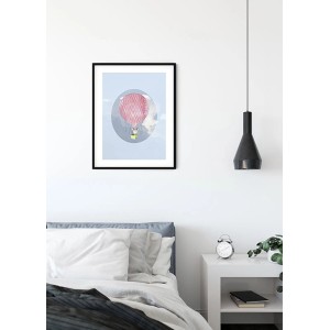 Komar Wandbild Happy Blue, 40x50 cm, mit rosa Heißluftballon Motiv im Bilderrahmen.