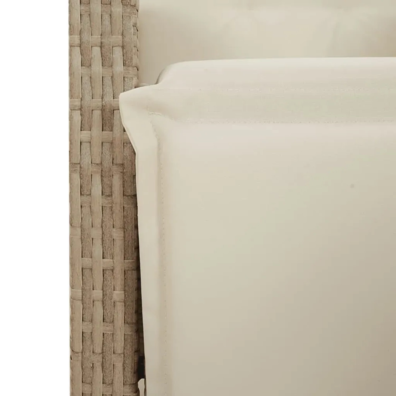 Detailansicht: Beige Poly Rattan Gartenmöbel Bistro-Set mit cremefarbenen Kissen.