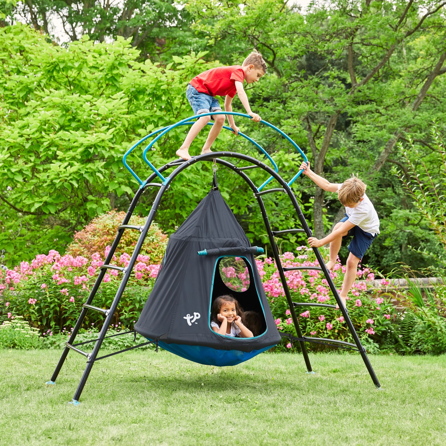 TP Toys Sitzschaukel UFO schwarz blau mit Kindern beim Spielen im Garten.