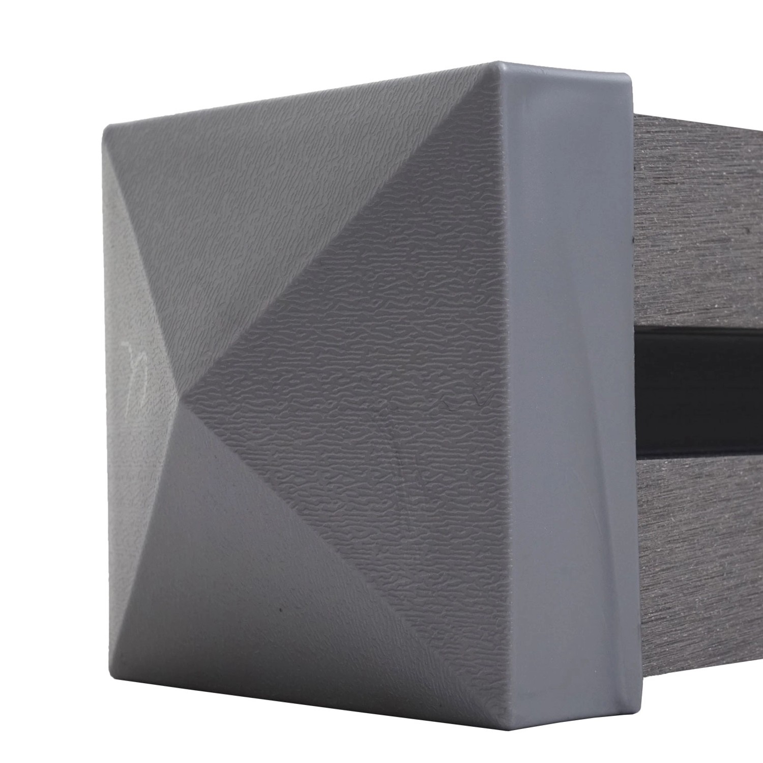 Detailaufnahme eines grauen WPC-Pfostens mit Kappe für einen Gartenzaun.