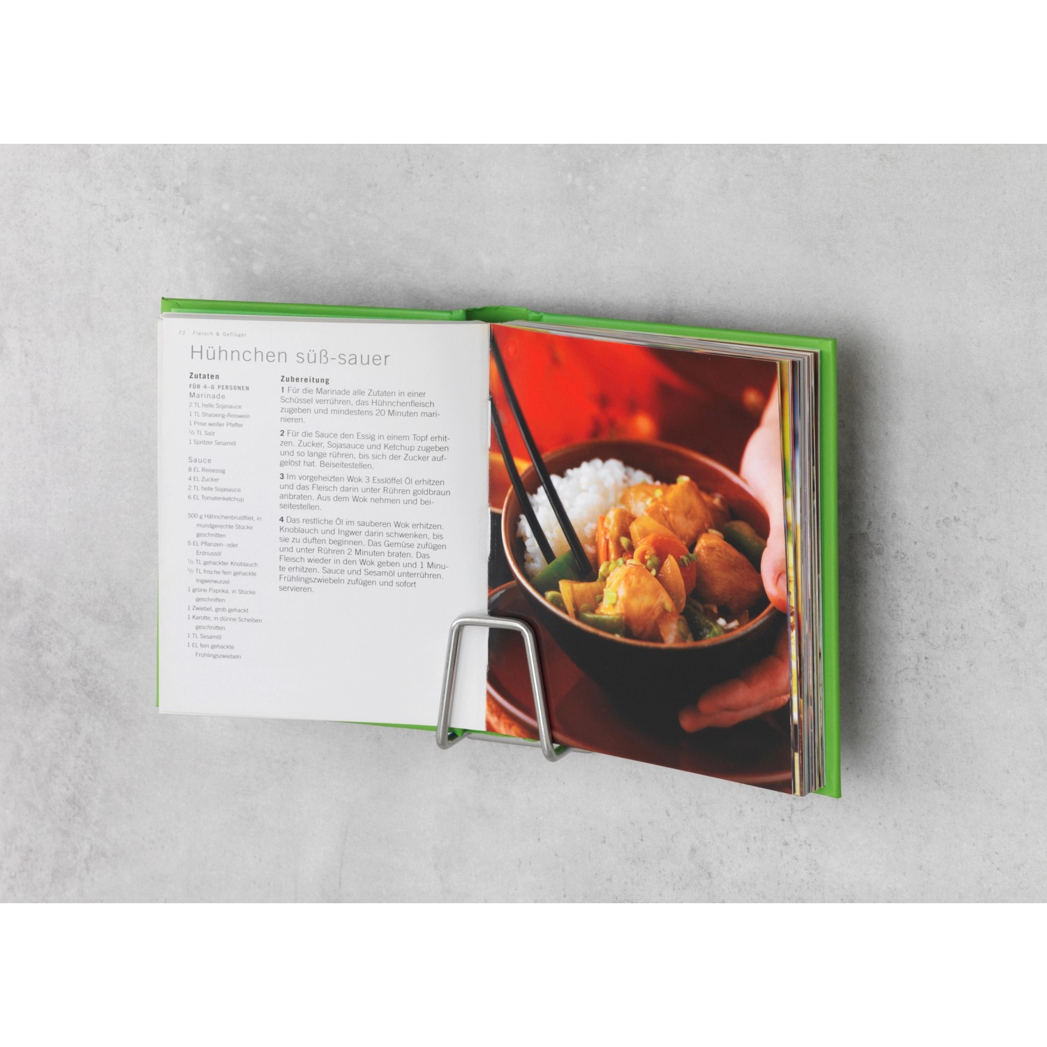 Wenko Universal-Halter Edea, Edelstahl, mit Kochbuch "Hühnchen süß-sauer" in Küche.