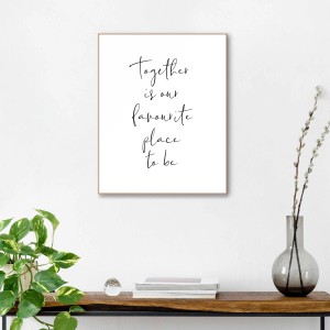 Gerahmtes, schwarz-weißes Schlafzimmer Bild mit dem Schriftzug 'Together is our favourite place to be'.