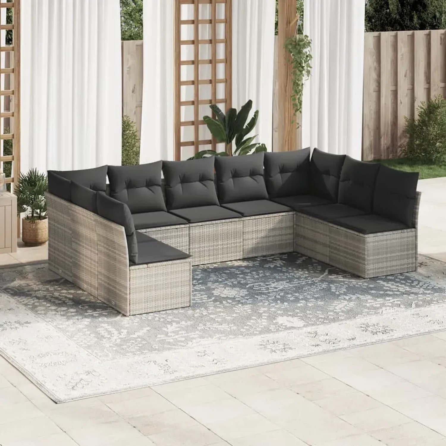 Hellgraue 9-teilige Garten-Sofagarnitur aus Poly Rattan mit grauen Kissen.