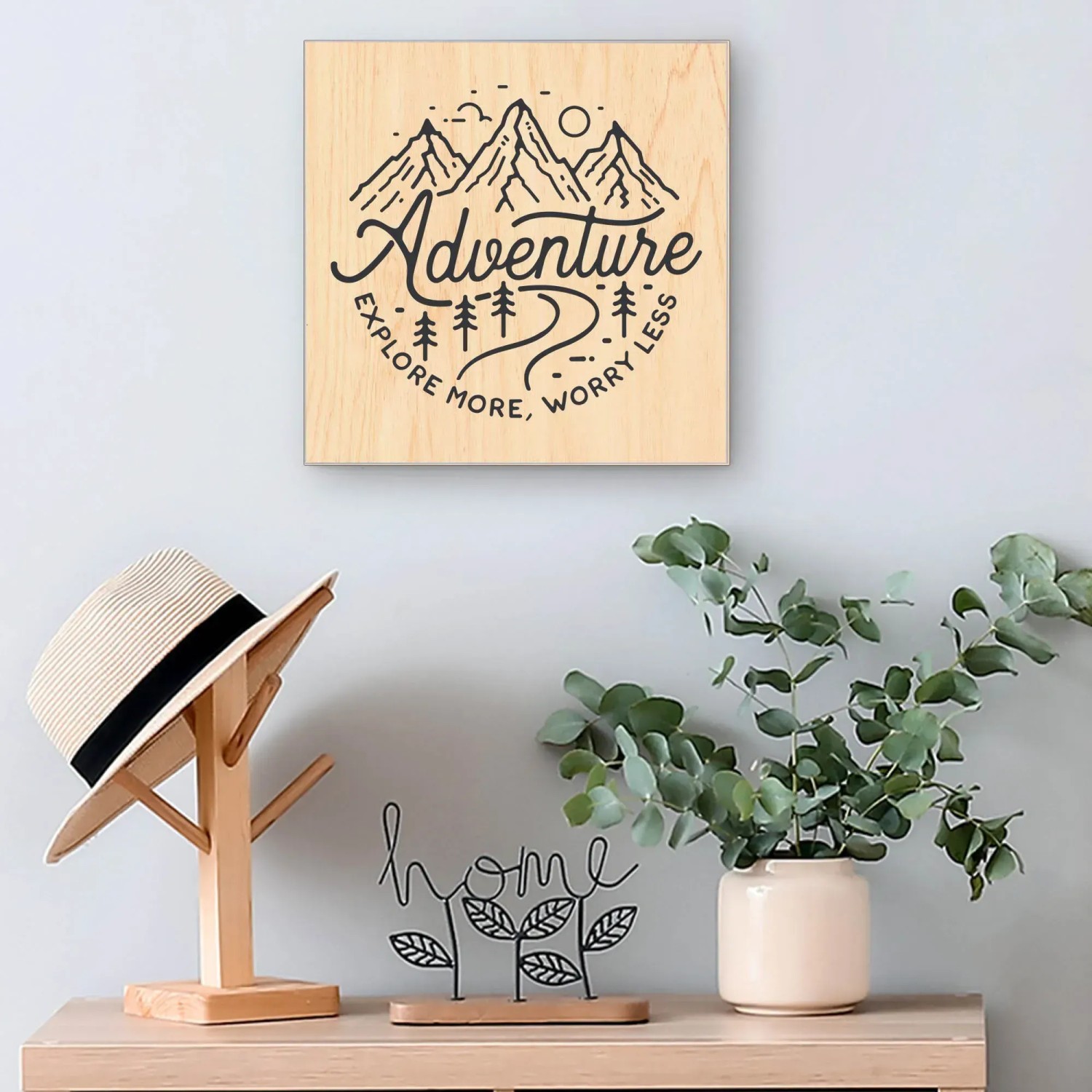 Banjado Schlüsselkasten aus Holz, 30x30cm, mit Bergmotiv und 50 Haken zur Schlüsselaufbewahrung.