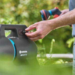 Gardena Akku-Gartenpumpe 3000 Silent 18 V: Person reguliert die Leistung der Gartenpumpe.