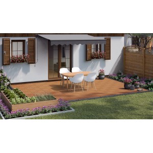 Terrasse mit braunen WPC Klickfliesen (4 Stück) und Gartenmöbeln.