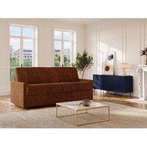 Terracotta Schlafsofa Calife 190 cm im Wohnzimmer. Klassisches 4-Sitzer Stoffsofa mit Schlaffunktion und Memory-Schaum.