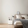 Schlafzimmer mit Wandfarbe in Sanftes Seidengrau matt von Schöner Wohnen.