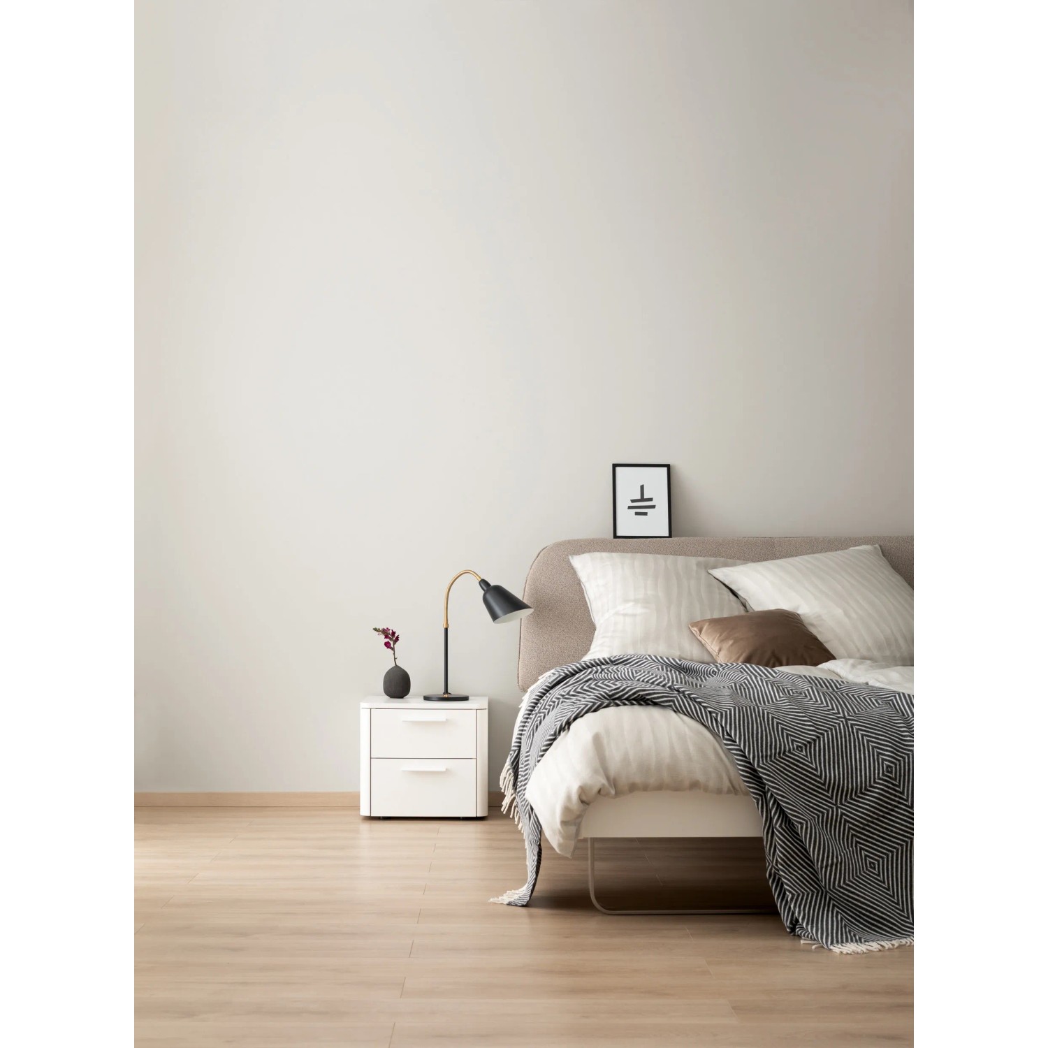 Schlafzimmer mit Wandfarbe in Sanftes Seidengrau matt von Schöner Wohnen.