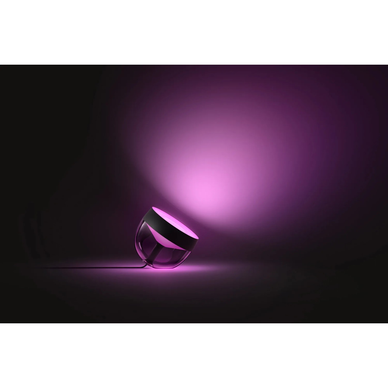 Philips Hue Iris Tischleuchte, schwarz, mit farbigem Lichtschein.