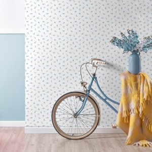Sanders & Sanders Tapete: Blau-weißes Blumenmuster an der Wand, mit Fahrrad und Vase. Dekorative Papiertapete.