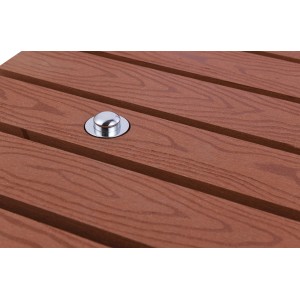 Detailaufnahme: Rotbraune Bodendusche mit Fußdusche aus WPC, Düse sichtbar.