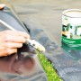 Heissner Folienkleber PVC 200g beim Verkleben einer Teichfolie mit Pinsel und Dose.